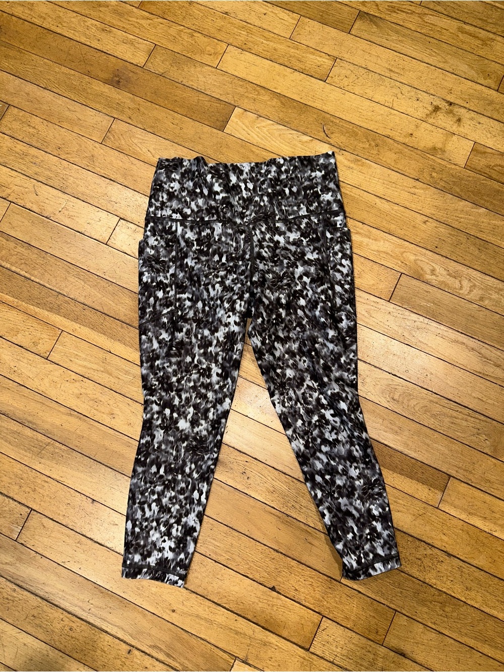Woman’s Athleta salutation stash 7/8 tight leggings